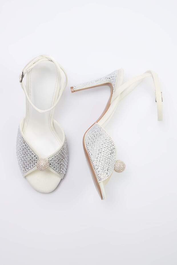 Bridal Beyaz Taş Detaylı Kadın 9,5 cm Klasik Topuklu Ayakkabı TAKSS26TO00073 - 1