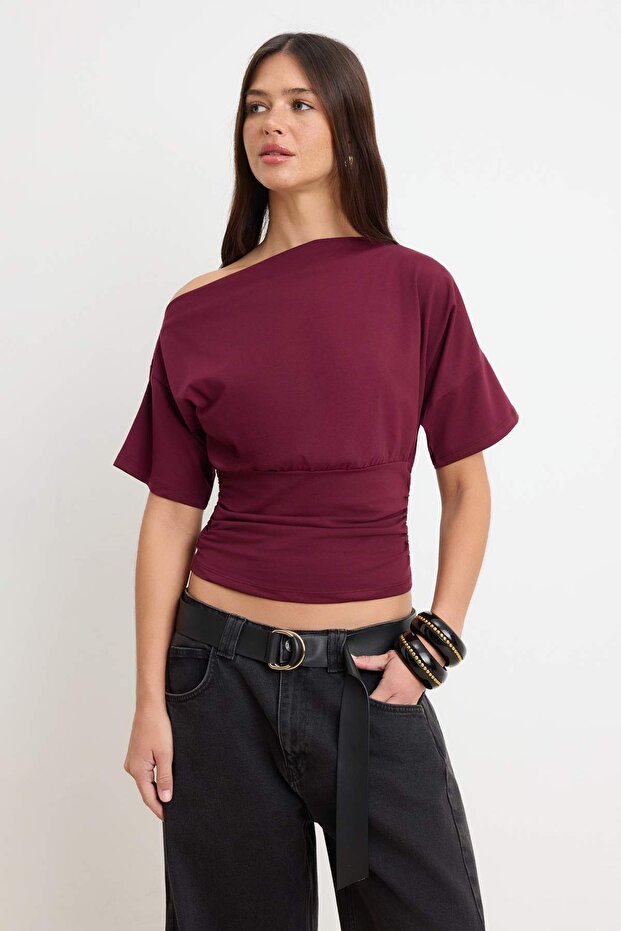 Trendyolmilla  Mürdüm Fitted/Vücuda Oturan Asimetrik Yaka Büzgülü Crop/Kısa Pamuklu Esnek Örme Bluz TWOSS26BZ00337 - Görsel 2