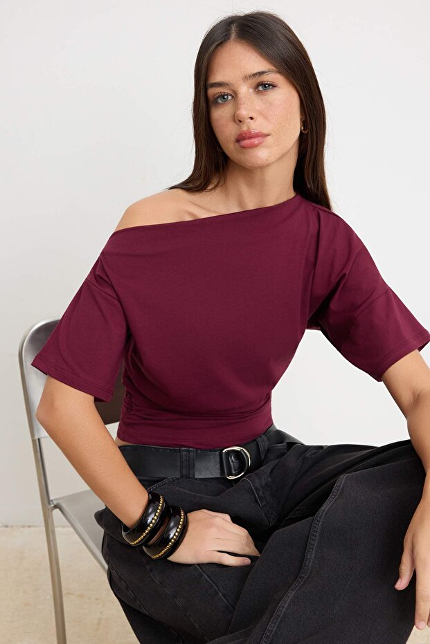 Trendyolmilla  Mürdüm Fitted/Vücuda Oturan Asimetrik Yaka Büzgülü Crop/Kısa Pamuklu Esnek Örme Bluz TWOSS26BZ00337 - Görsel 3