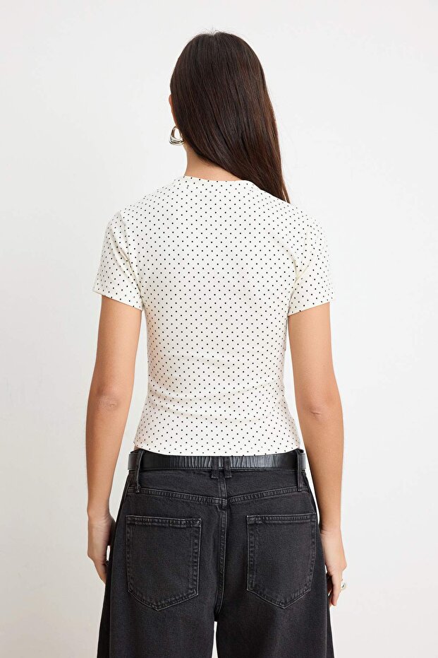 Ekru Puantiyeli Fitted/Vücuda Oturan Kısa Kollu Örme T-Shirt TWOSS26TS00311 - 4