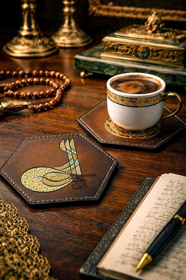 طقم من قطعتين من قواعد الأكواب الجلدية - جلد نباتي أصلي - مطبوع عليه توجرا - قواعد أكواب مصنوعة يدويًا