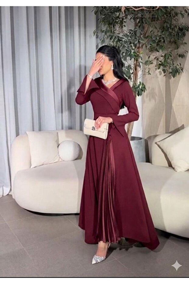 فستان راقٍ بتصميم عصري يجمع بين الأناقة والاحتشام