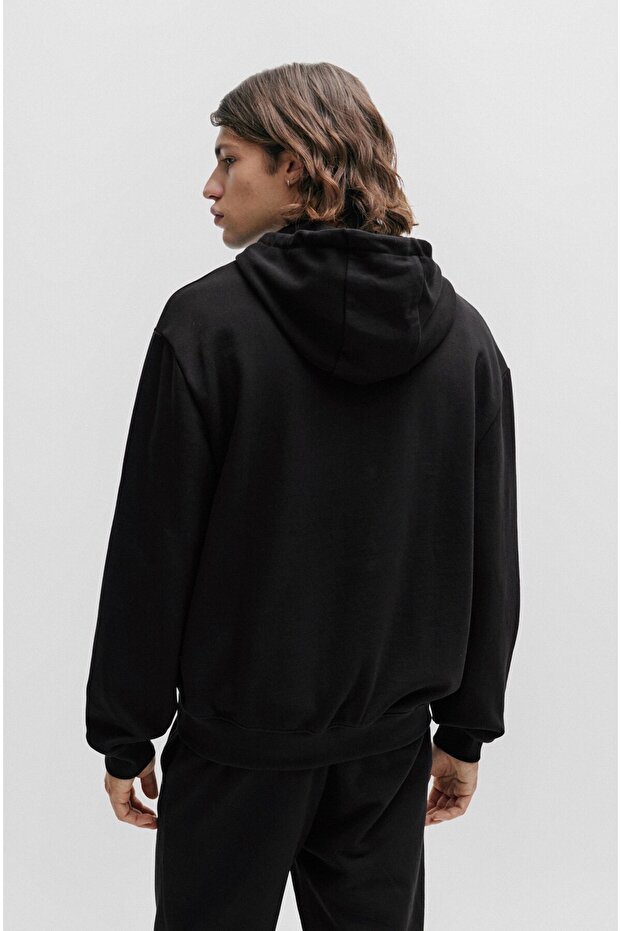 Erkek Kapüşonlu Yakalı Gögüs Ortasında Kontras Logolu Siyah Sweatshirt - 4