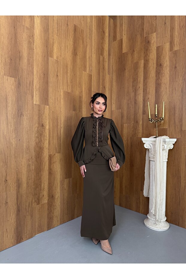 فستان ميدي بتصميم خاص من قماش الكريب المستورد، مزين بتفاصيل كشكشة وسلسلة مطرزة وبطانة.