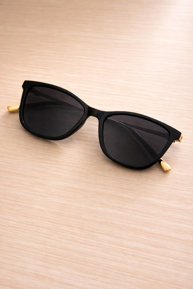 Women's Black Sunglasses Modern Lightweight Oval Design Gold Metal Handle Uv400 Protection Stylish Premium