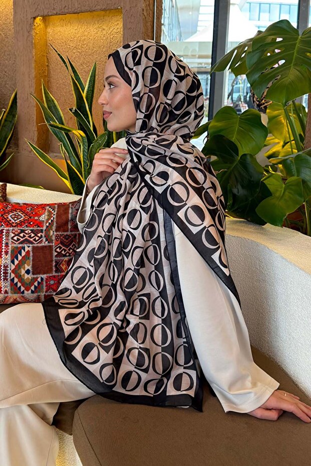 Ring Pattern Spacious Shawl Black Beige - 4