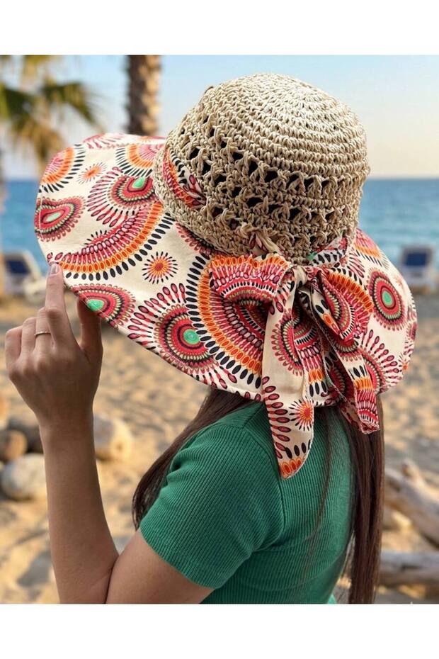 قبعة صيفية ذات حافة واسعة بتفاصيل من القش ونقوش عرقية