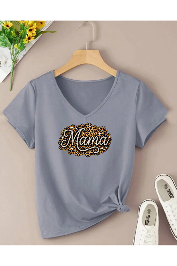 تي شيرت نسائي بأكمام قصيرة وياقة على شكل حرف V مطبوع عليه LEOPAR MAMA