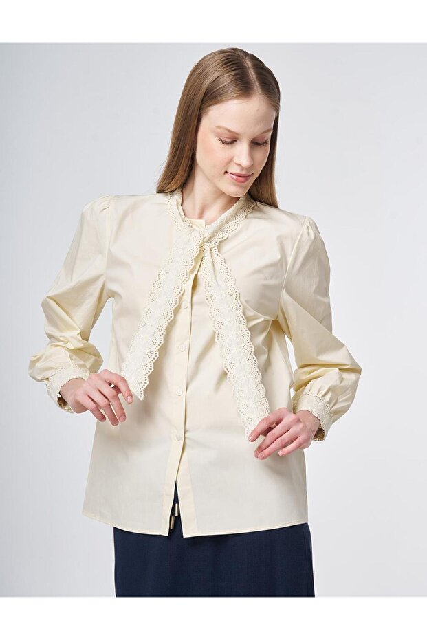 بلوزة مزينة بالدانتيل مصنوعة من القطن بنسبة 100%، لون كريمي