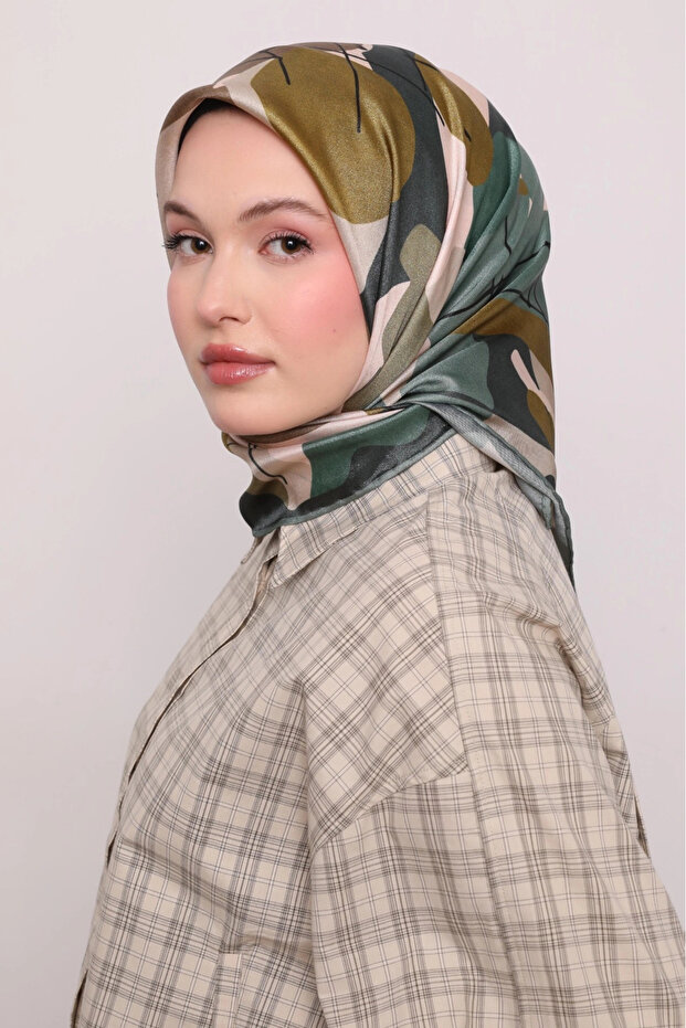 وشاح كريستال بنمط غير متماثل باللون الأخضر
