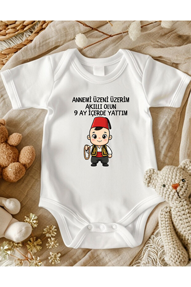 بدلة أطفال مطبوعة عليها عبارة "Mom Written"