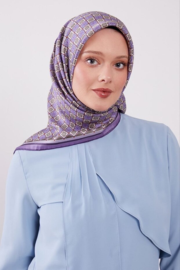 وشاح كريستال لامع بنمط هندسي