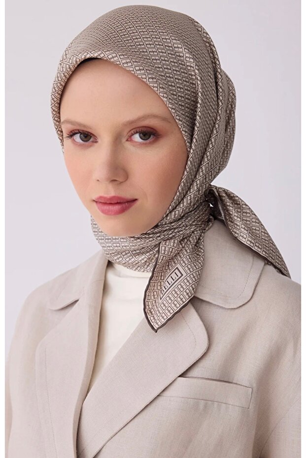 وشاح حرير تويل 100% بنمط مونوغرام بني 4321-51