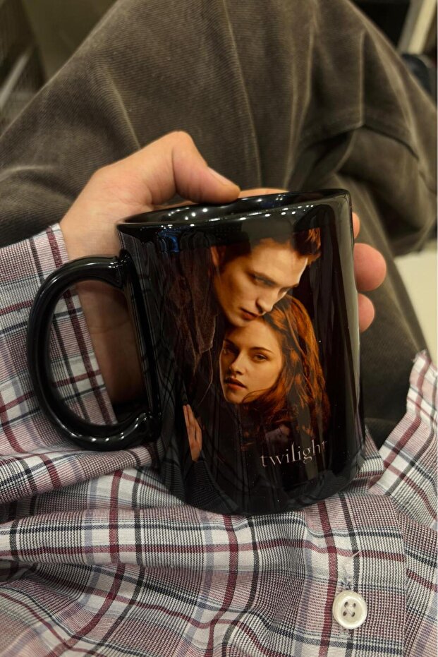 كوب بورسلين أسود لامع بتصميم Twilight Poster من Twilight