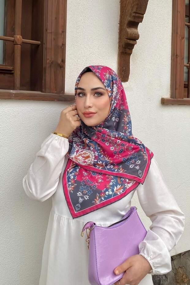 وشاح ناعم بنمط زهور باللون الفوشيا