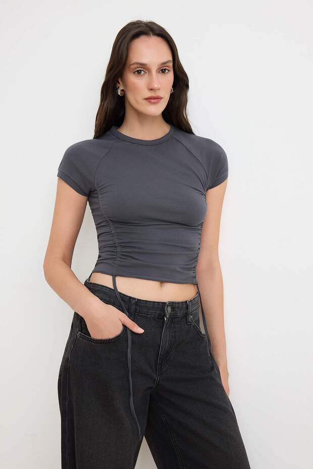 Antrasit Fitted/Vücuda Oturan Kısa Kollu Büzgülü Yumuşak Örme Bluz TWOSS26BZ00776 - 2