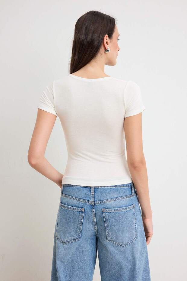 Ekru Regular/Normal Kalıp V Yaka Kısa Kollu Dantel Detaylı Yumuşak Örme Bluz TWOSS26BZ00757 - 4