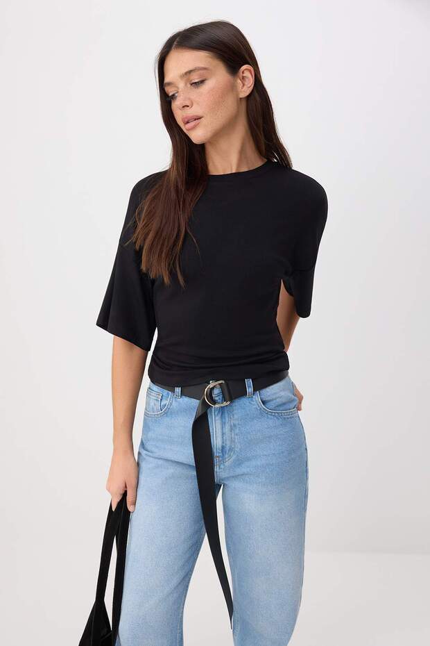 Trendyolmilla  Siyah Fitted/Bele Oturan Düşük Kol Truvakar Yumuşak Örme T-Shirt TWOSS26TS00060 - Görsel 2