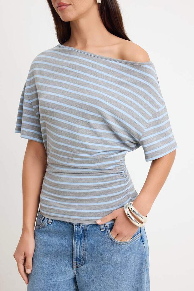 Gri Çizgili Fitted/Vücuda Oturan Kayık Yaka Büzgülü Crop/Kısa Yumuşak Örme T-shirt TWOSS26TS00286 - 3