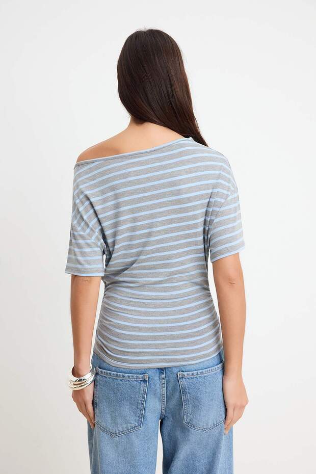 Gri Çizgili Fitted/Vücuda Oturan Kayık Yaka Büzgülü Crop/Kısa Yumuşak Örme T-shirt TWOSS26TS00286 - 4