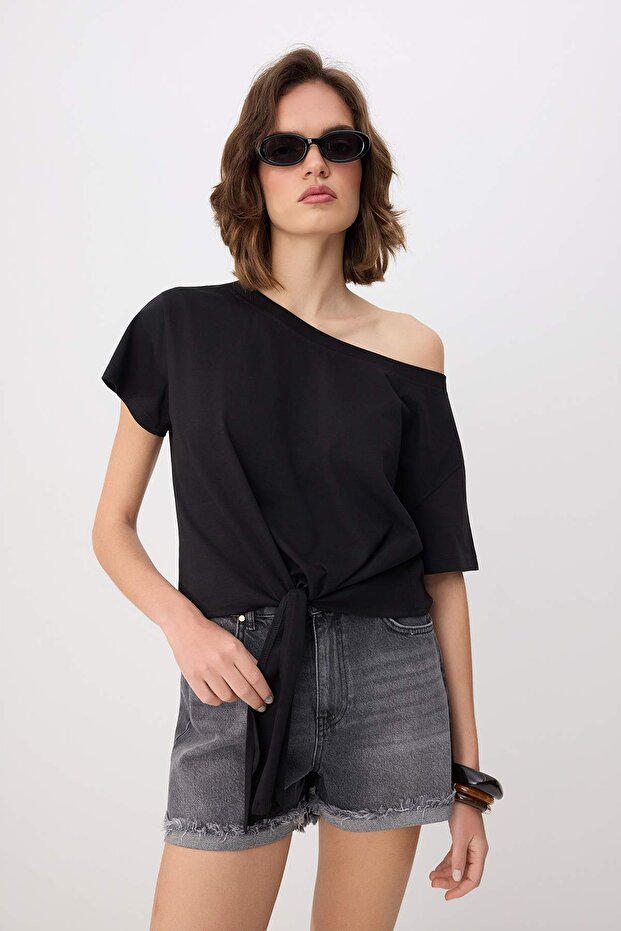 Black Plain Relaxed Asymmetric Collar Low Sleeve Short 100% Cotton Knitted T-Shirt Twoss26Ts00248