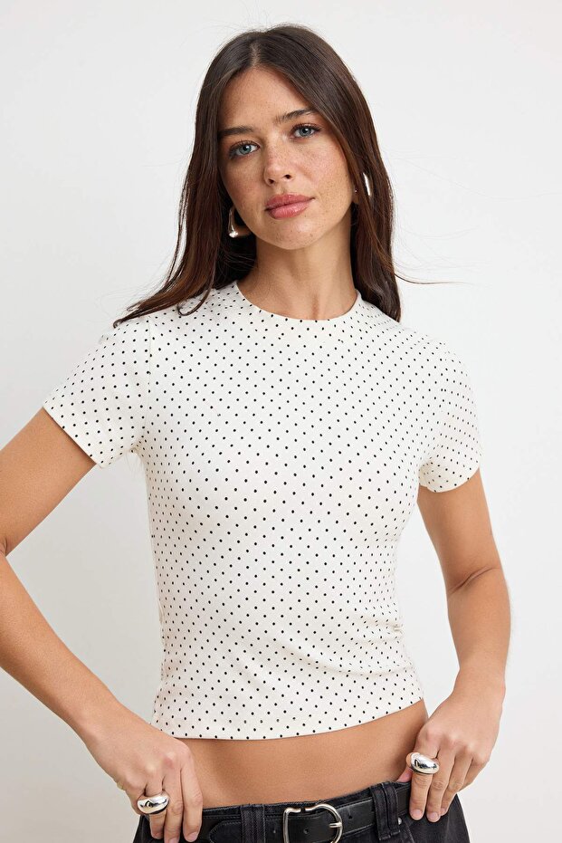 Trendyolmilla  Ekru Puantiyeli Fitted/Vücuda Oturan Kısa Kollu Örme T-Shirt TWOSS26TS00311 - Görsel 3