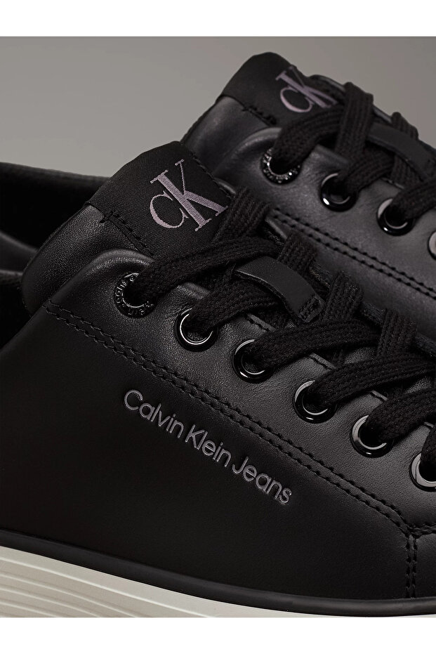 Bold Flatform Sneaker - 7