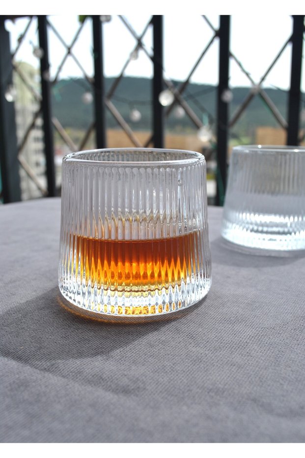 1 Piece Glass Whiskey Cocktail Glass 360 Rotating Crystal-Looking Glass Cup 170ml
