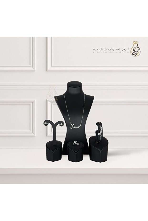 طقم بتصميم زخرفي مرصع بالفصوص
