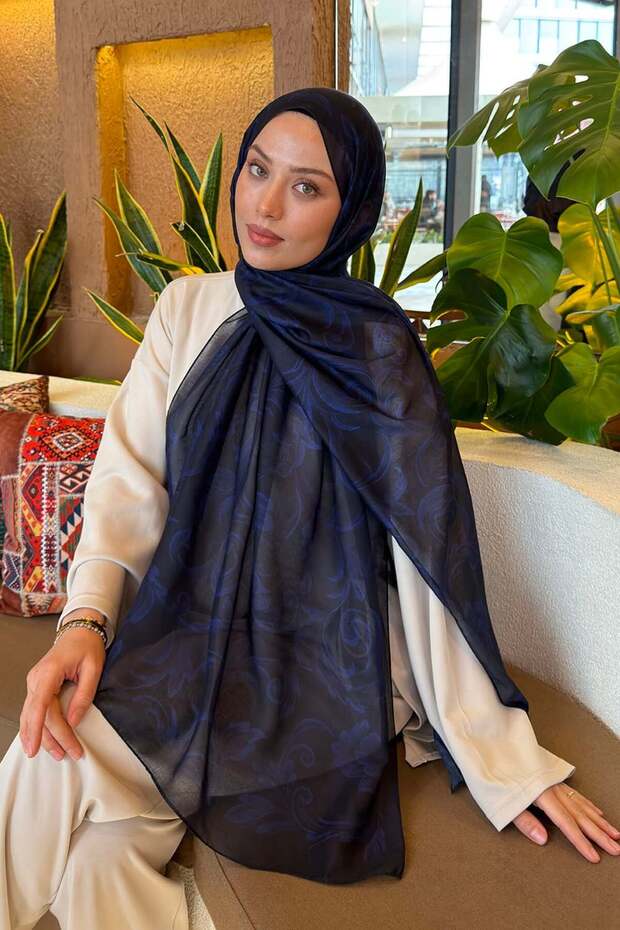 شال بنمط عرقي فريش باللون الأزرق الداكن
