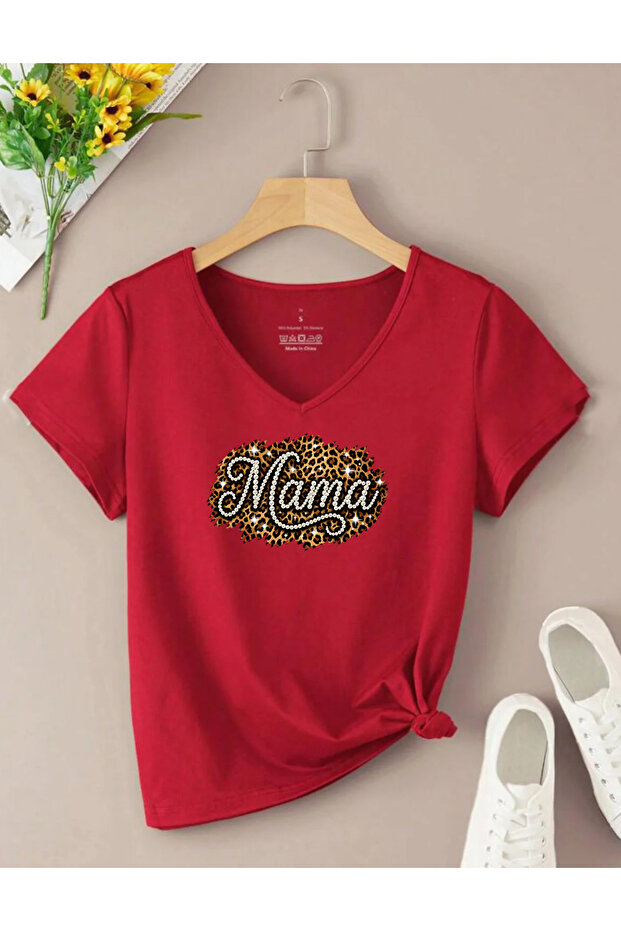 تي شيرت نسائي بأكمام قصيرة وياقة على شكل حرف V مطبوع عليه LEOPAR MAMA