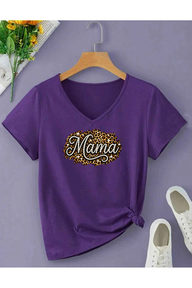 تي شيرت نسائي بأكمام قصيرة وياقة على شكل حرف V مطبوع عليه LEOPAR MAMA