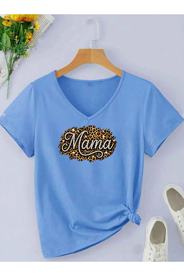 تي شيرت نسائي بأكمام قصيرة وياقة على شكل حرف V مطبوع عليه LEOPAR MAMA