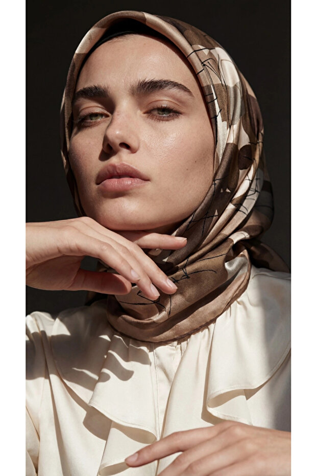 وشاح كريستال بنمط غير متماثل باللون البني