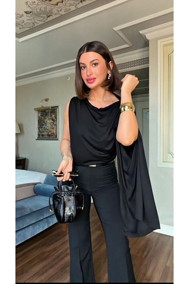 بلوزة غير متماثلة بأكمام واحدة