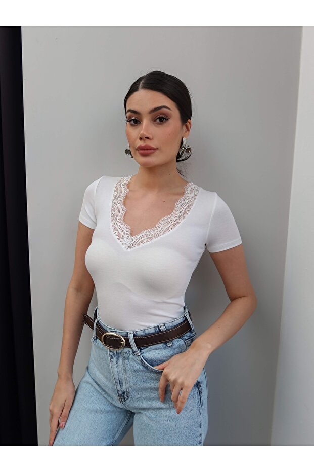 تيشيرت بياقة دانتيل