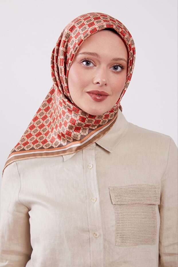 وشاح كريستال لامع بنمط هندسي