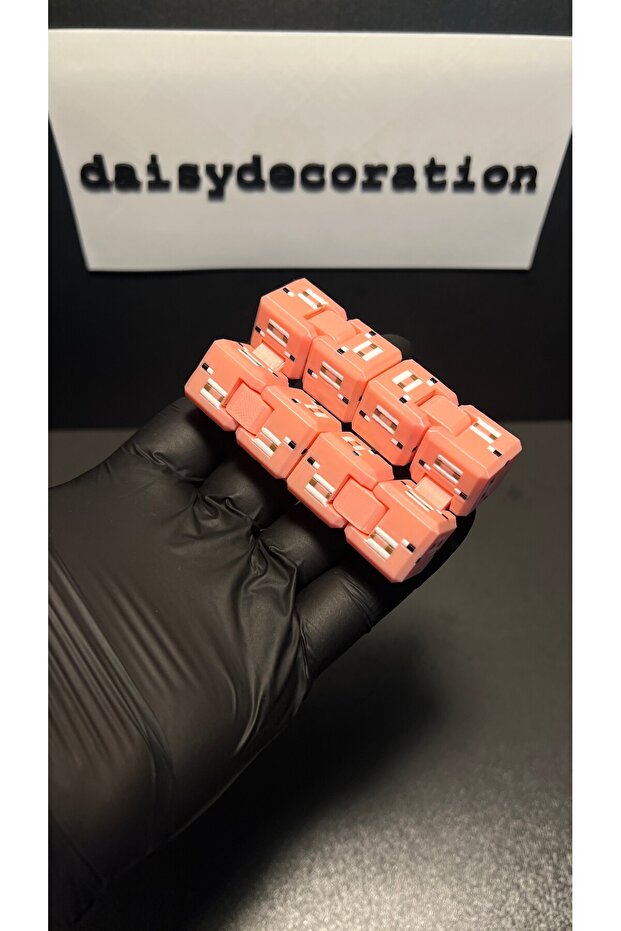 مكعبات إنفينيتي منقوشة على شكل خنزير من مينيرافت