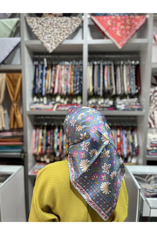 نسيج التويل الحريري بنمط عرقي باللون الأزرق