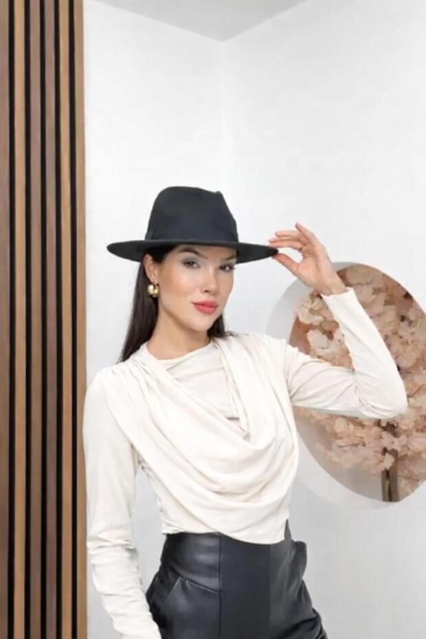 بلوزة DEGAJE بأكمام طويلة وياقة مزركشة