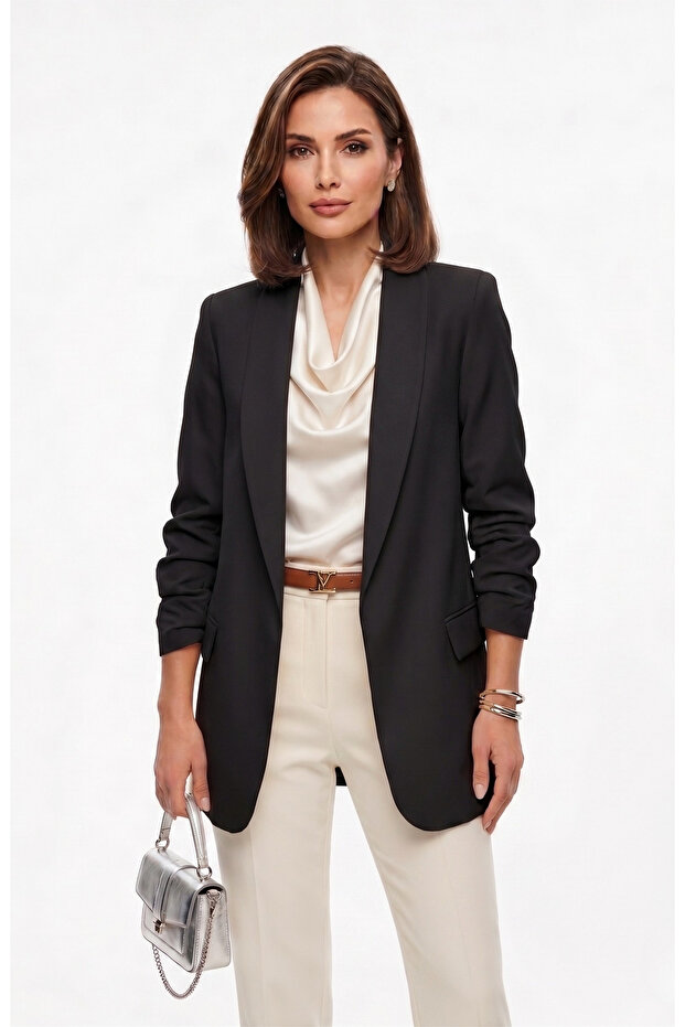 سترة بأكمام مطاطية مبطنة ومحشوة