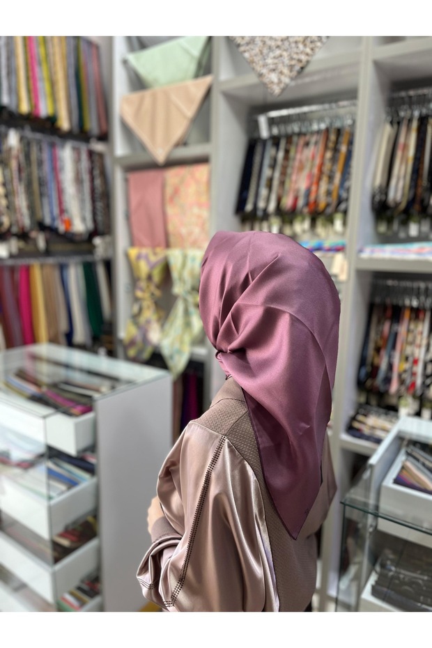 وشاح من التويل المسطح بلون وردي مجفف