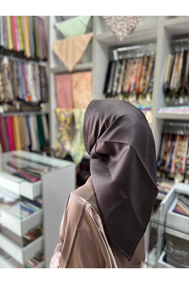 وشاح منسوج من التويل المسطح