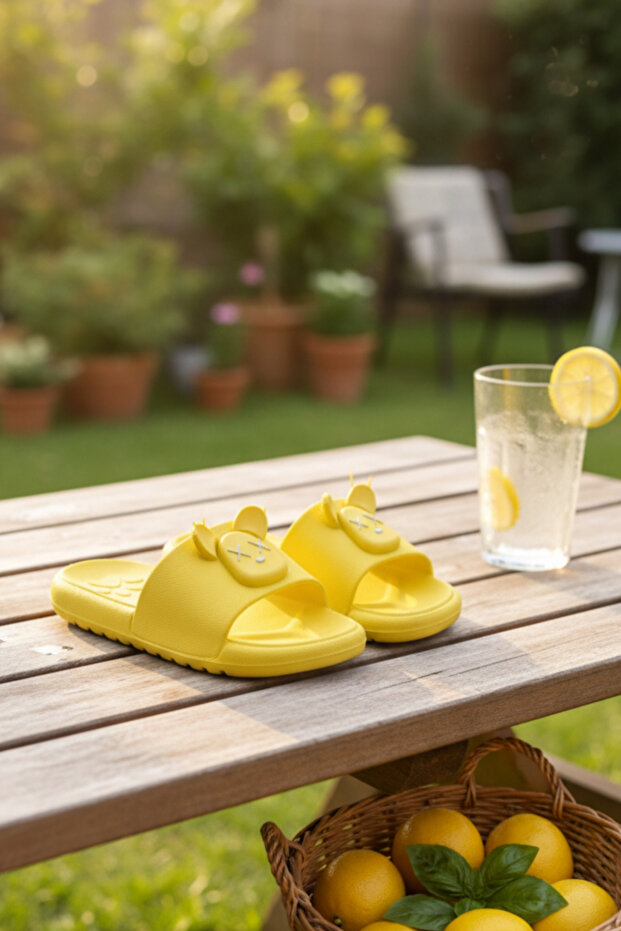 Yellow Daily Non-Slip Sole Animal Embossed Patterned Children's Slippers