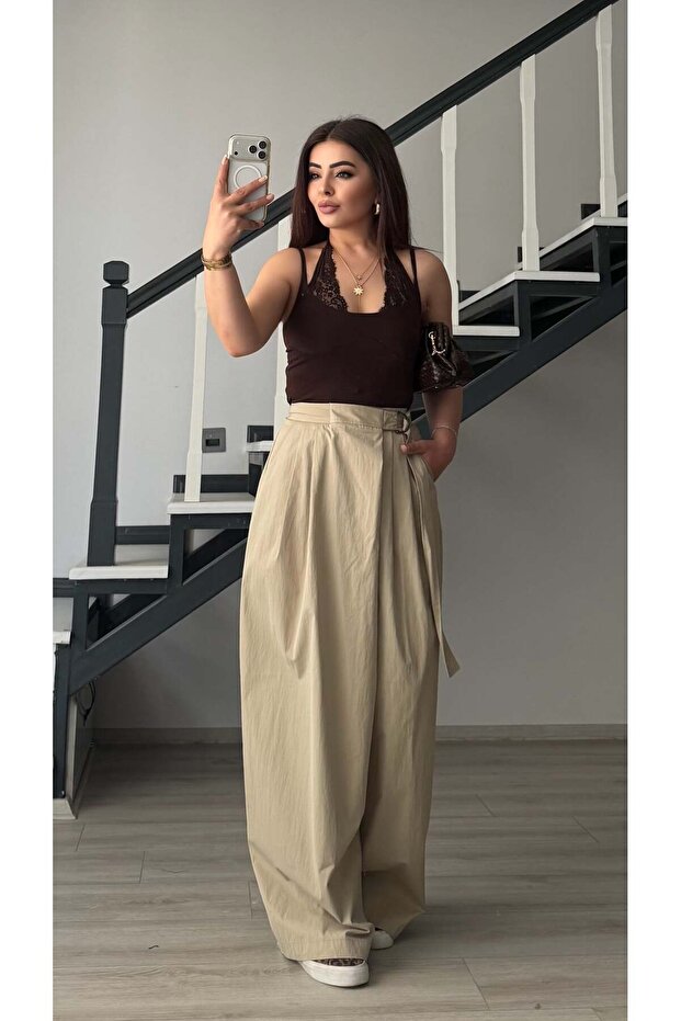Stone parachute fabric belt detailed flowy pants