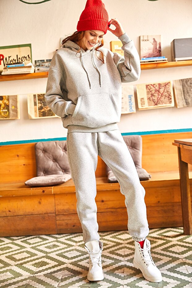 Zestaw dresowy damski w szarym kolorze z kieszenią kangurką i kapturem ETKM-0000052 - 7