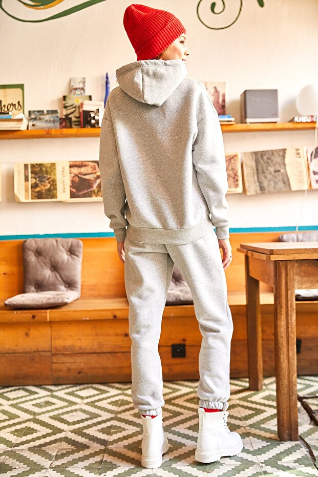 Zestaw dresowy damski w szarym kolorze z kieszenią kangurką i kapturem ETKM-0000052 - 8