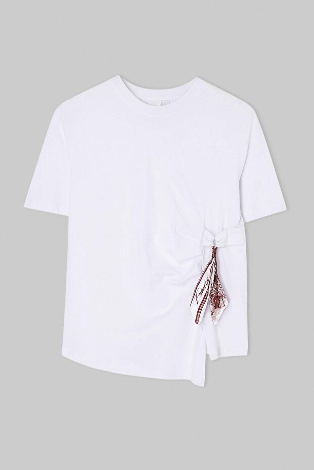 Trendyolmilla  Beyaz Yanı Fular Aksesuarlı Asimetrik T-Shirt TDRSS26TS00024 - Görsel 2