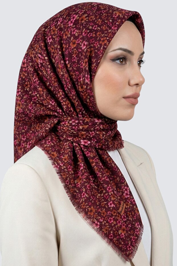 وشاح مزين بالزهور