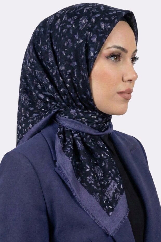 وشاح نوستالجيكي مزين بالزهور